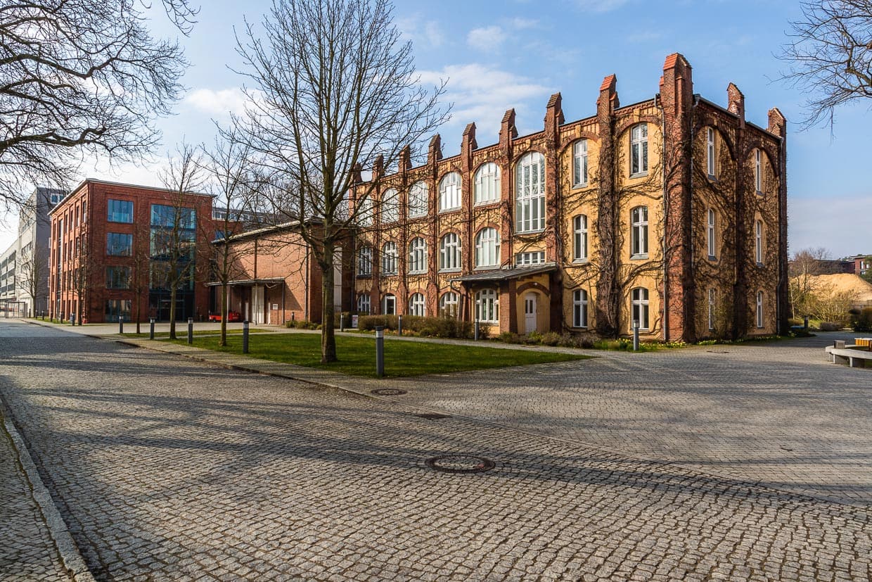Erstes Filmnstudio, damals Deutsche Bioscop. Die Fabrikhalle war 1890 für die Herstellung von Kunstblumen gebaut worden. 1912 wurde hier in einem angebauten Glasatelier der erste Film gedreht. Totentanz mit Asta NIelsen in der Hauptrolle / © Foto: Georg Berg