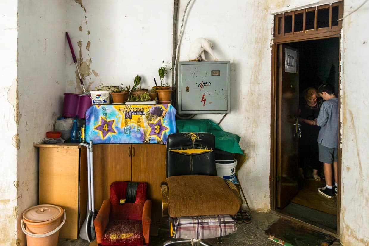 Vor Mzias Büro ist ein Spielplatz für Katzen. Die Frau betreut seit Jahrzehnten den öffentlichen Aufzug der Tbilisi Skybridge / © Foto: Georg Berg