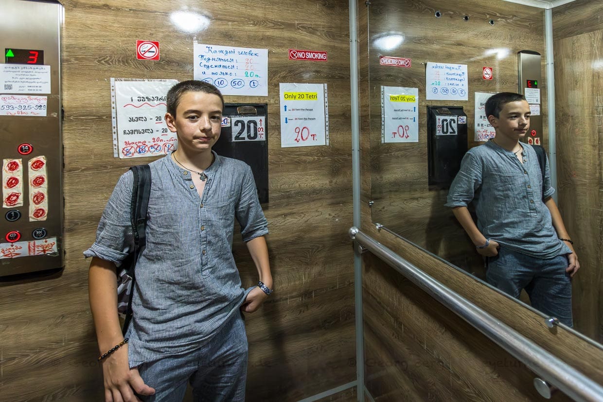 Die Funktionsweise des Aufzugs erschließt sich aus den Anleitungen in Georgischer und Kyrillischer Schrift nicht wirklich. Nur gut, wenn man ortskundige Führer hat / © Foto: Georg Berg