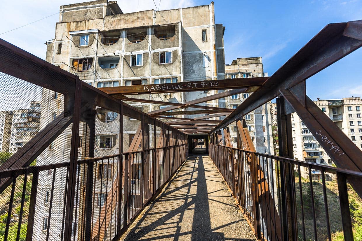 Die Gitterträger sind zwar schon in die Jahre gekommen und rostig, aber stabile Zäune sichern immerhin gegen die oft scharfen Seitenwinde / © Foto: Georg Berg