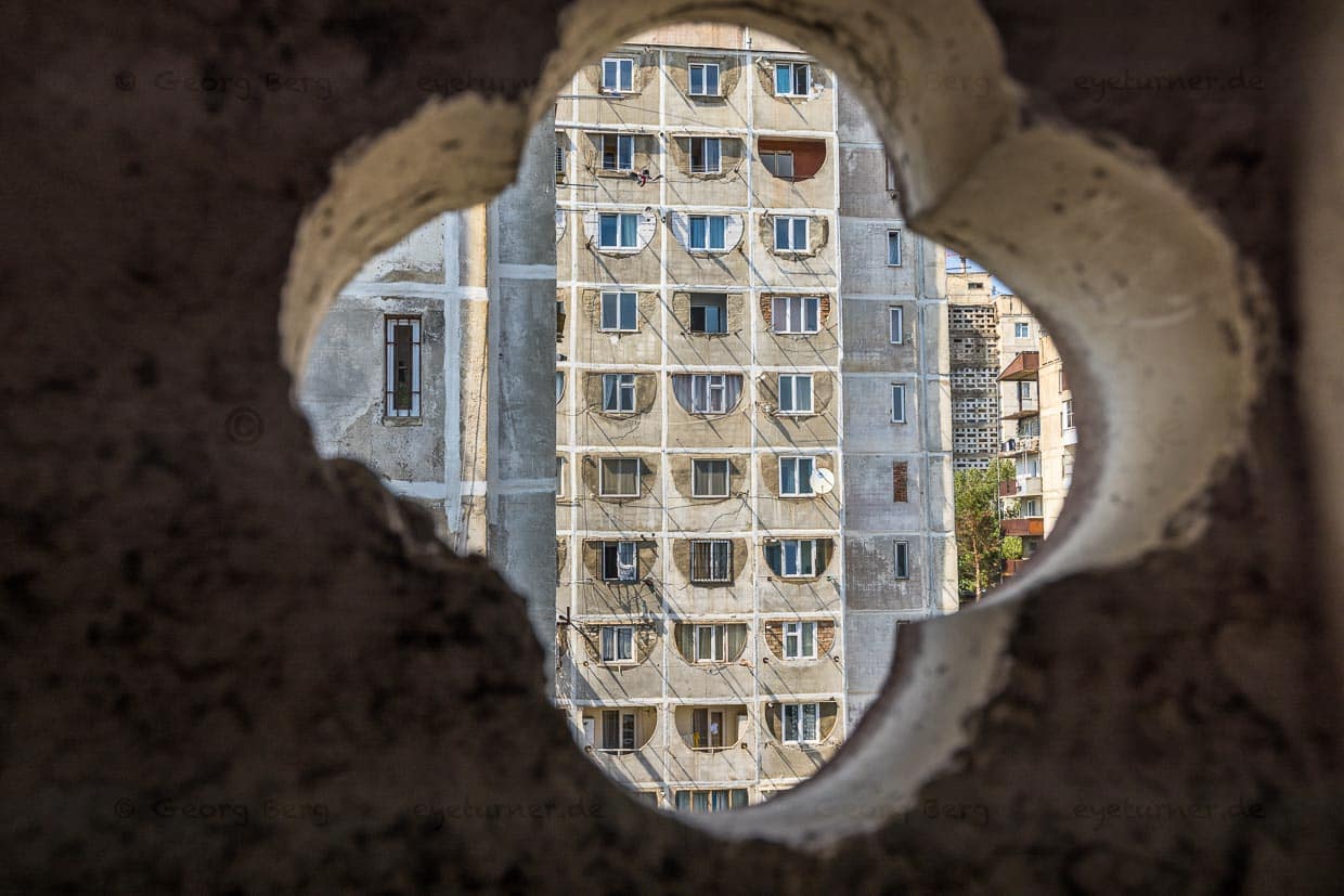 Die glaslosen Fenster im Aufzugschacht wurden einfach aus dem Beton ausgeschnitten / © Foto: Georg Berg