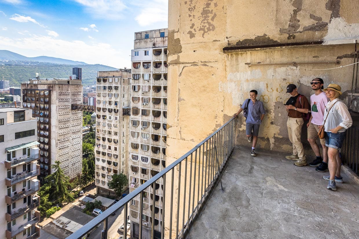 In Begleitung eines Bewohners hat man aus einem leerstehenden Appartment einen guten Blick auf die Himmelsbrücken / © Foto: Georg Berg