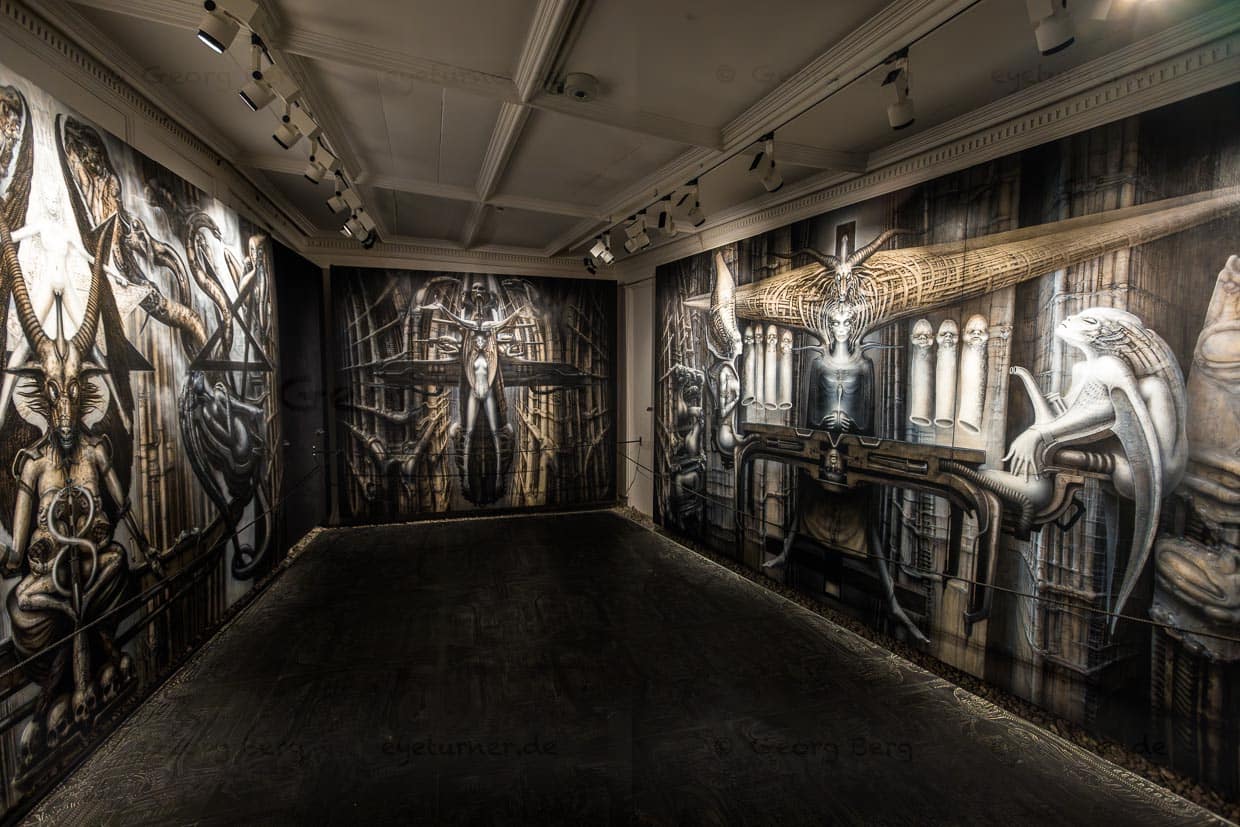 Museum HR Giger in Gruyeres. Seit 1998 sind in dem Museum eine Vielzahl von Gigers wichtigsten Werken aus den verschiedenen Schaffensperioden ausgestellt (Biomechanoid, Erotomechanics). Neben Schlüsselwerken wie „The Spell“ und „Passagen“ finden sich auch viele Werke aus dem Film-Design. Unter anderem „Alien“ und „Alien 3“, „Dune“, „Species“, „Poltergeist 2“ oder „The Mystery of San Gottardo“ / © Foto: Georg Berg