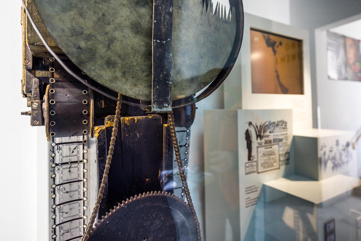 Rarität im Filmmuseum Potsdam. Ein Bioscop der Brüder Max und Emil Skladanowsky. Sie waren Wegbereiter des Films und entwickelten das Bioscop, mit dem sie am 1. November 1895 erstmals kurze Filmsequenzen vor einem zahlenden Publikum projizierten / © Foto: Georg Berg