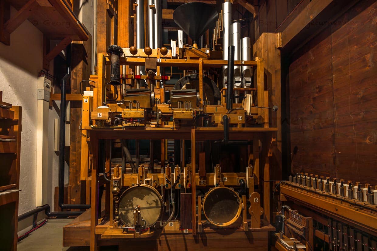 Blick hinter die Kulissen der Welte Kinoorgel. Alle Klänge und Geräusche werden mit Druckluft erzeugt / © Foto: Georg Berg