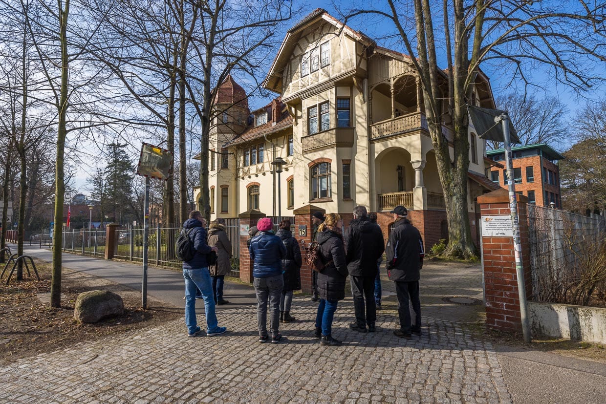Führung durch die Medienstadt Babelsberg. Die Villa Baujahr 1905 war einst ein Waldsanatorium für nervöse und erholungsbedürftige Herren. Heute ist hier das ZDF Landesstudio Brandenburg untergebracht / © Foto: Georg Berg