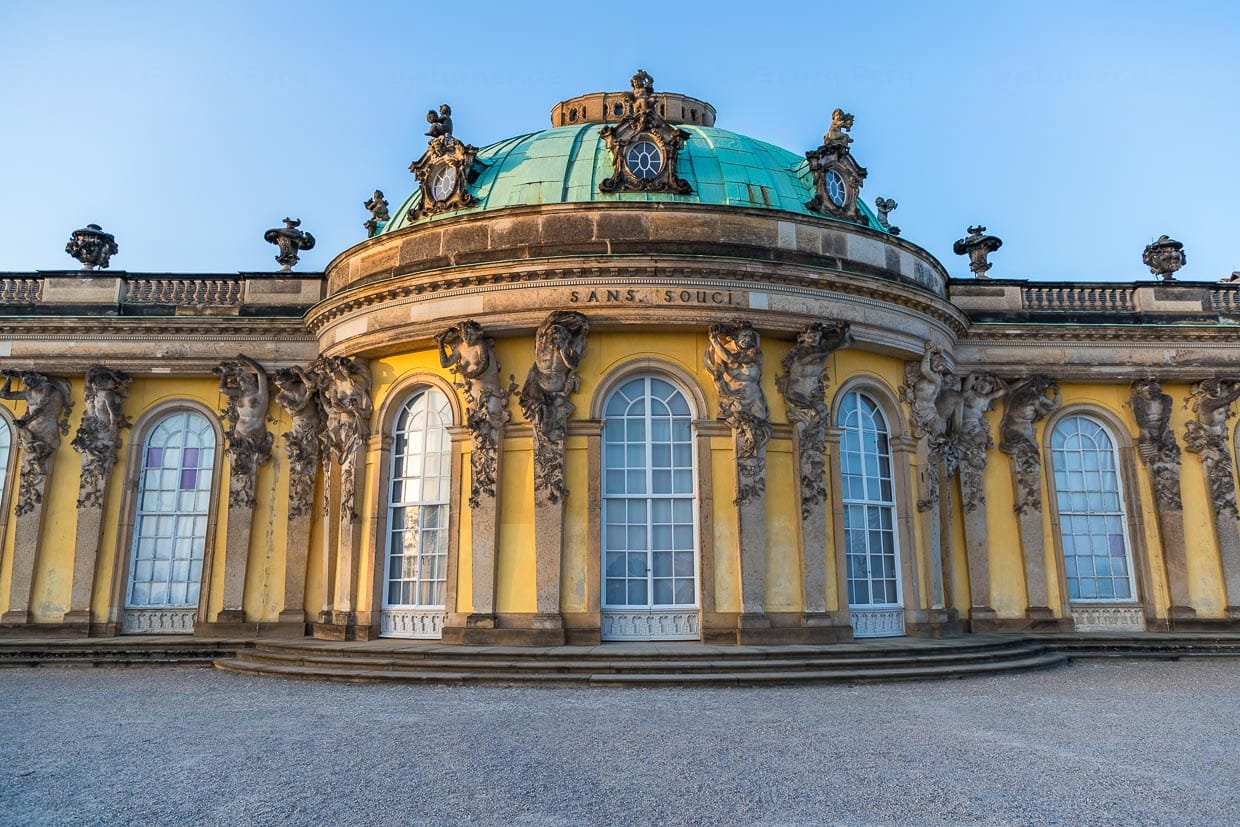 Der Name „Sanssouci“ - ohne Sorge - ist Wunsch und Leitmotiv König Friedrich II, auch Friedrich der Große oder volkstümlich der Alte Fritz genannt. Schloss Sanssouci ist sein Refugium auf dem Weinberg / © Foto: Georg Berg