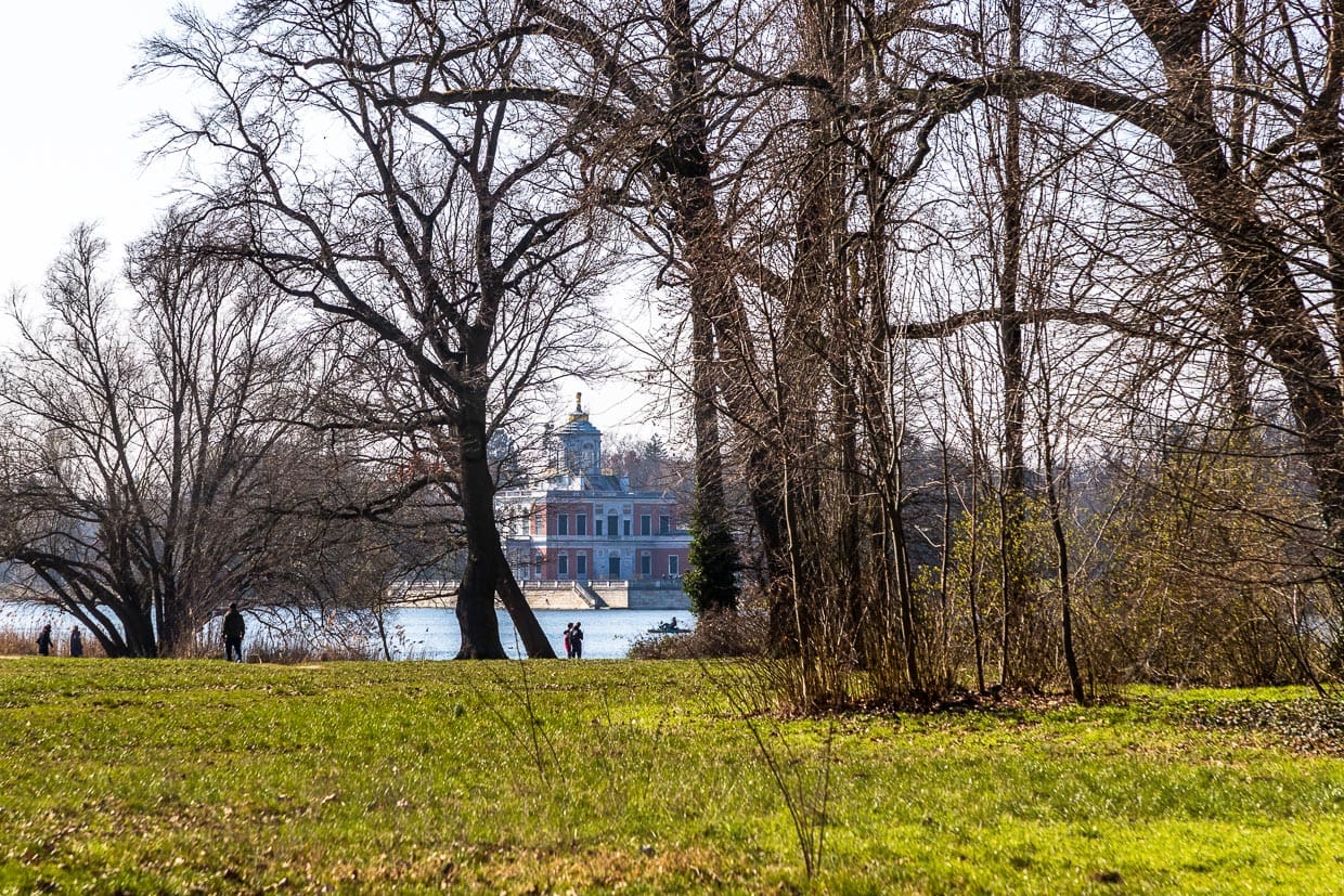 Blick über die Havel zum Marmorpalais. König Friedrich Wilhelm II. ließ das mit schlesischem Marmor verkleidete Bauwerk 1787–1793 als Sommerresidenz errichten. Sein Architekt Carl von Gontard schuf damit das erste und einzige preußische Königsschloss im Stil des Frühklassizismus / © Foto: Georg Berg