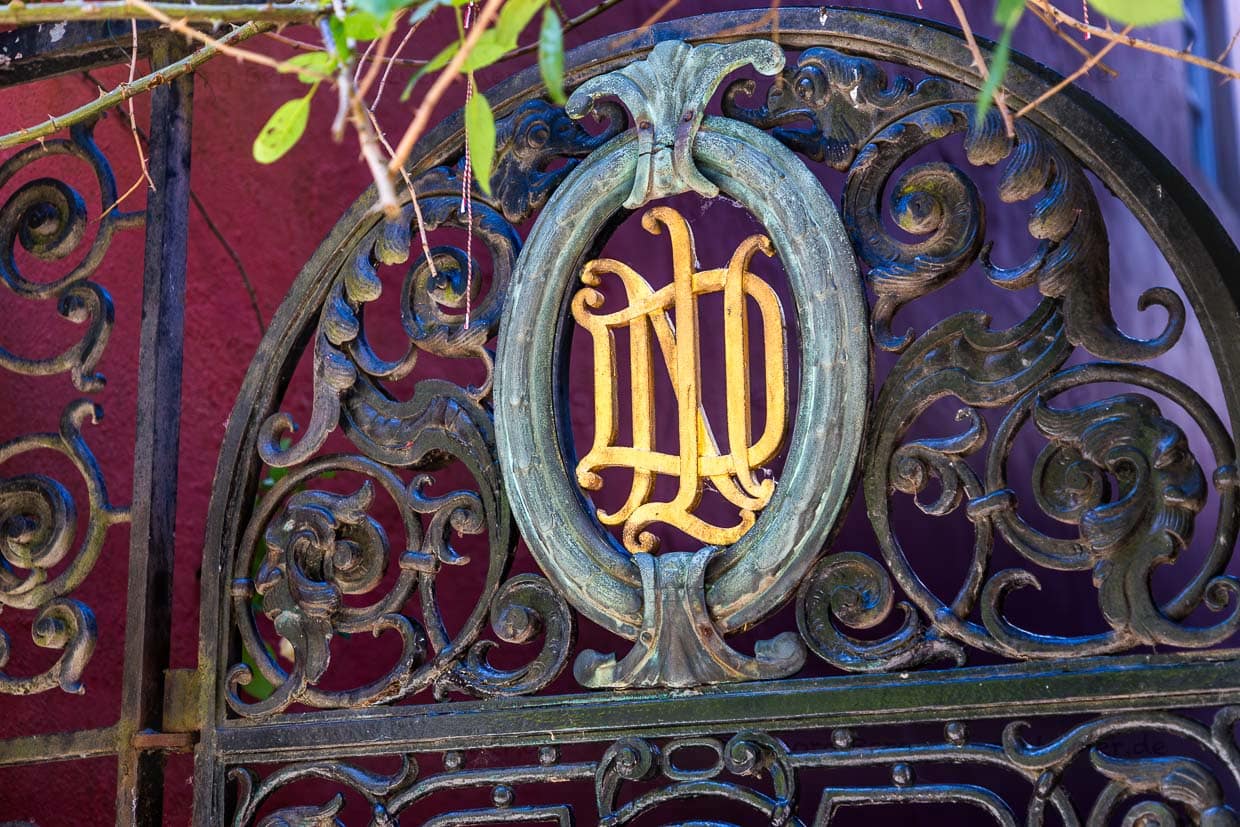 Logo of the NDL = Norddeutsche Llyod on a wrought-iron gate in Bremen's Schnoor district. It was one of the most important German shipping companies of the late 19th and early 20th century. The group, which was intertwined in many ways with shipyards and industrial companies, made a significant contribution to the economic development of Bremen and Bremerhaven / © Photo: Georg Berg