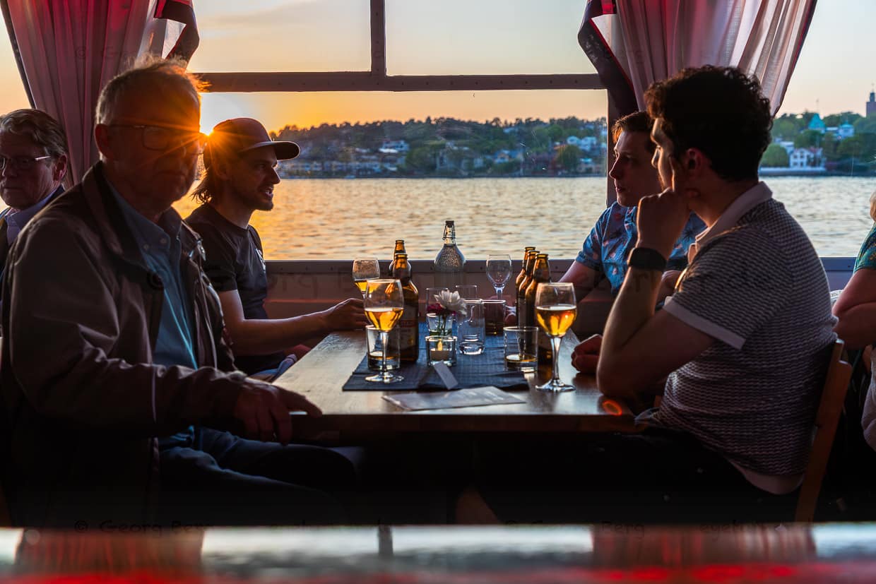 Boat tour, here dinner cruise with Strömma Kanalbolaget, once purveyor to the Swedish royal family and for over 100 years on the archipelago with a stopover at Vaxholmen Castle / © Photo: Georg Berg