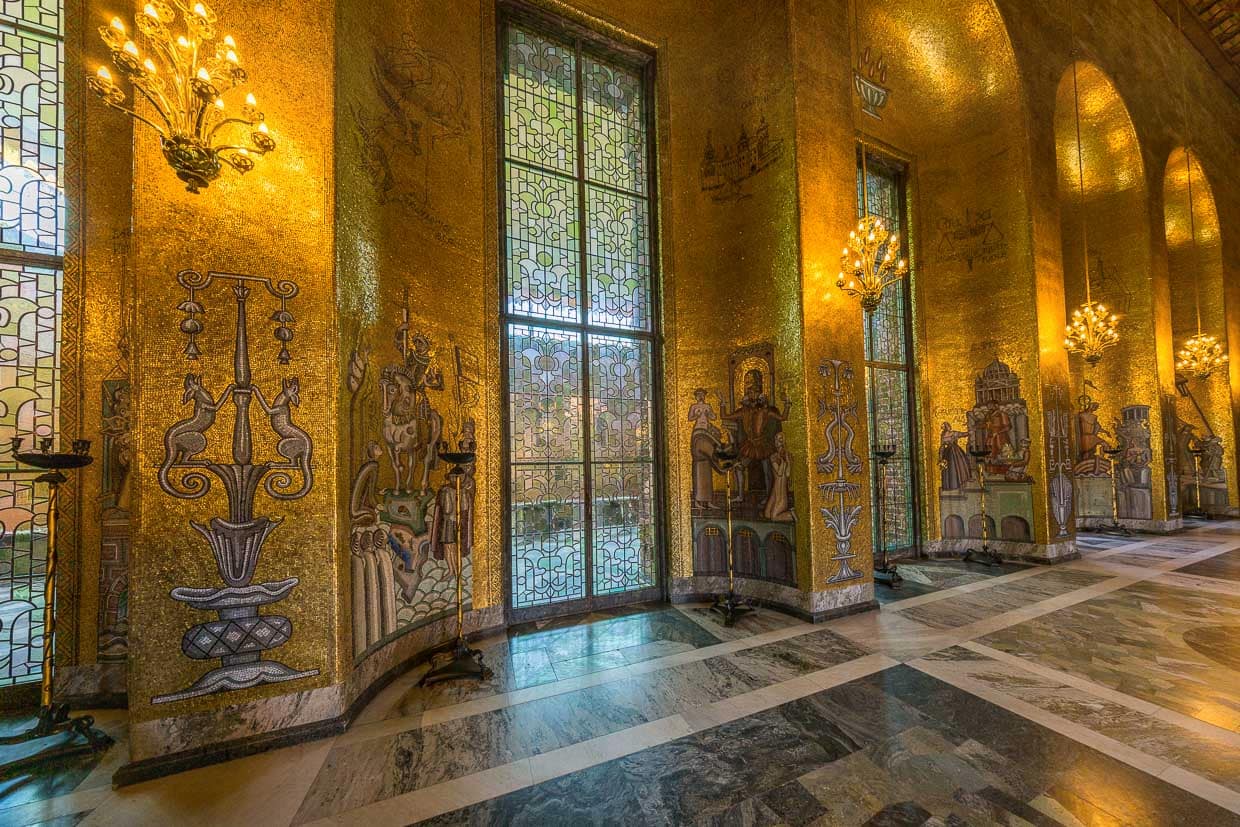 The Golden Hall in Stockholm City Hall with millions of tesserae. The Swedish artist Einar Forseth (1892 - 1988) was still very young when he was entrusted with this mammoth task. The motifs in the hall range from Byzantine-inspired to ultra-modern for the time / © Photo: Georg Berg