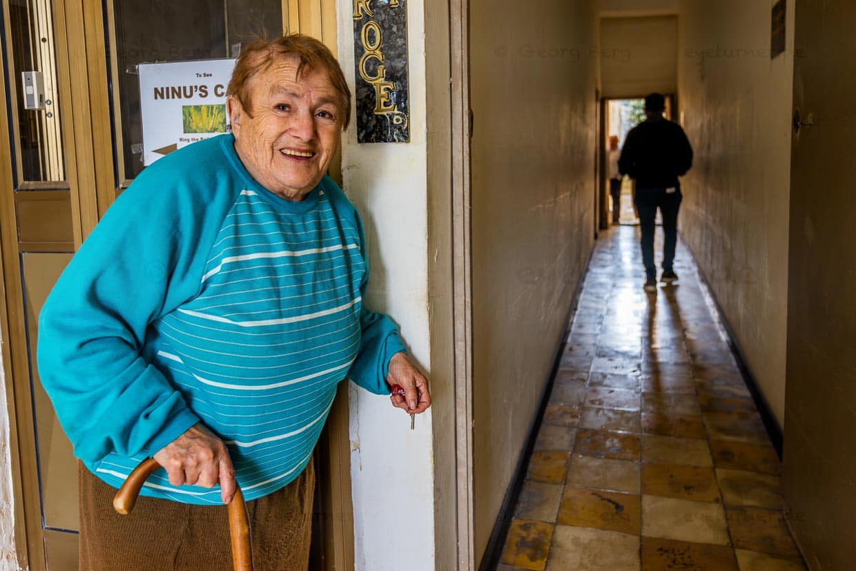 Die Tochter des Entdeckers einer Tropfsteinhähle auf Gozo öffnet uns die Tür zu ihrem Privathaus. In die Höhle hinter ihrem Haus begleitet uns ihr Sohn Joseph Bajada / © Foto: Georg Berg