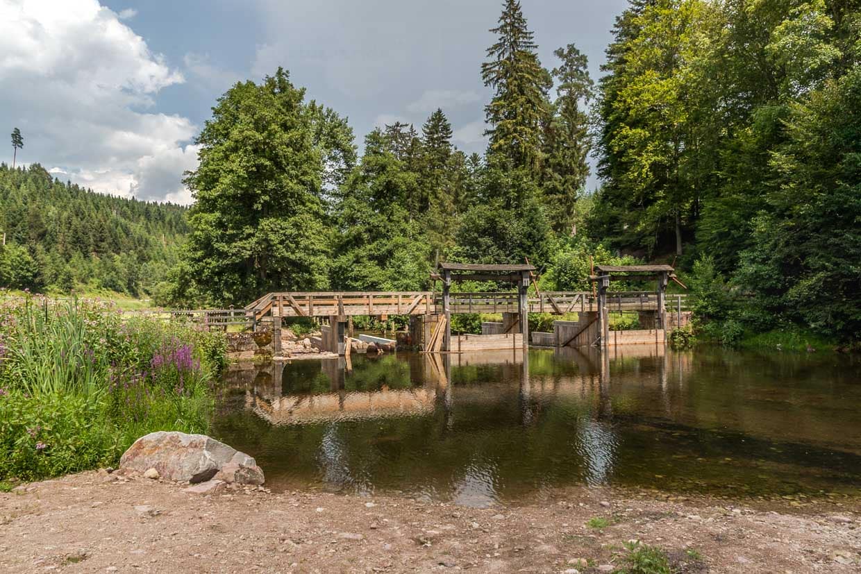 Die Monhardter Wasserstube war bis zum Ende des 19.Jahrhunders ein bedeutender Holz-Umschlagplatz für die Flößerei. Jetzt ist sie für Anschauungszwecke nach Originalplänen wieder aufgebaut worden  / © Foto: Georg Berg