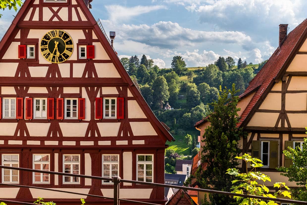 Das Rathaus von Altensteig ist ein Fachwerkgebäude aus der Mitte des 15. Jahrhunderts im Stil des alemannischen Fachwerks / © Foto: Georg Berg