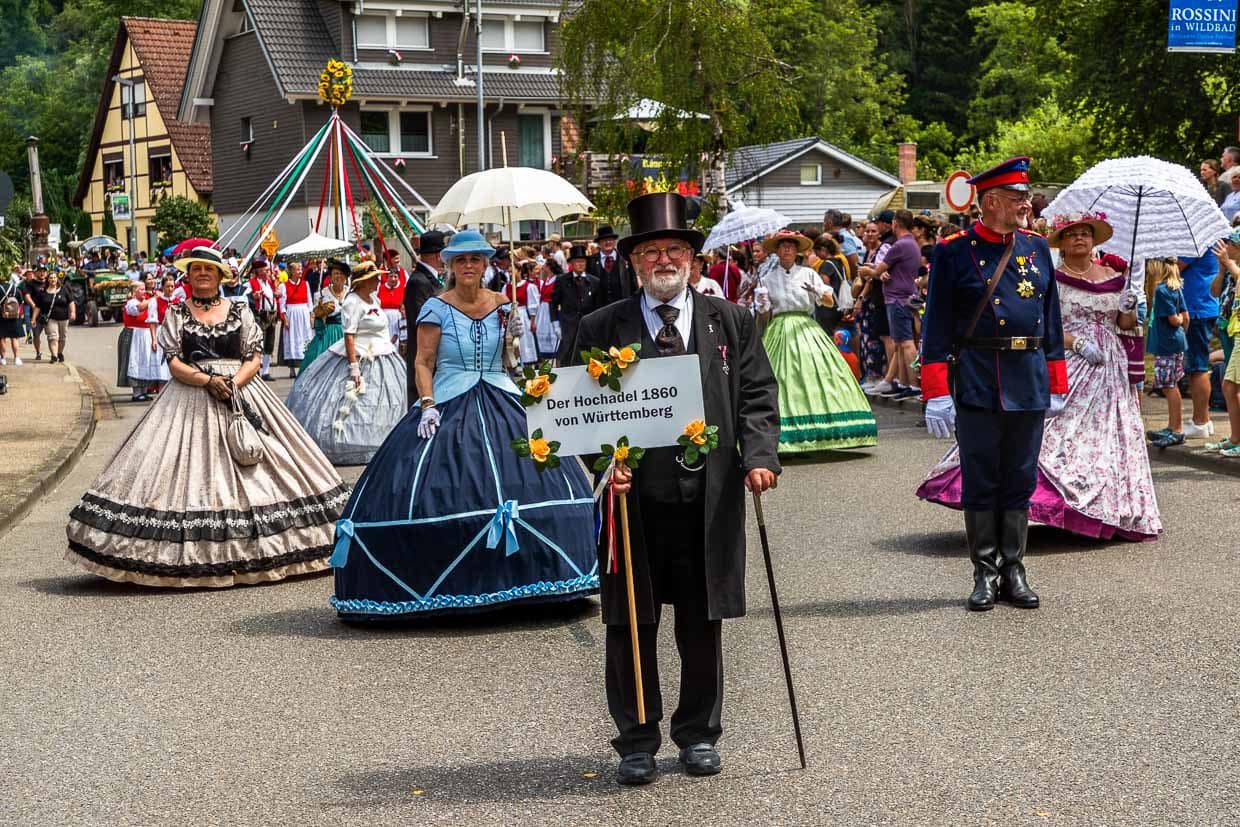 Trachtengruppe Hochadel von 1860 auf dem Festumzug in Wildberg / © Foto: Georg Berg