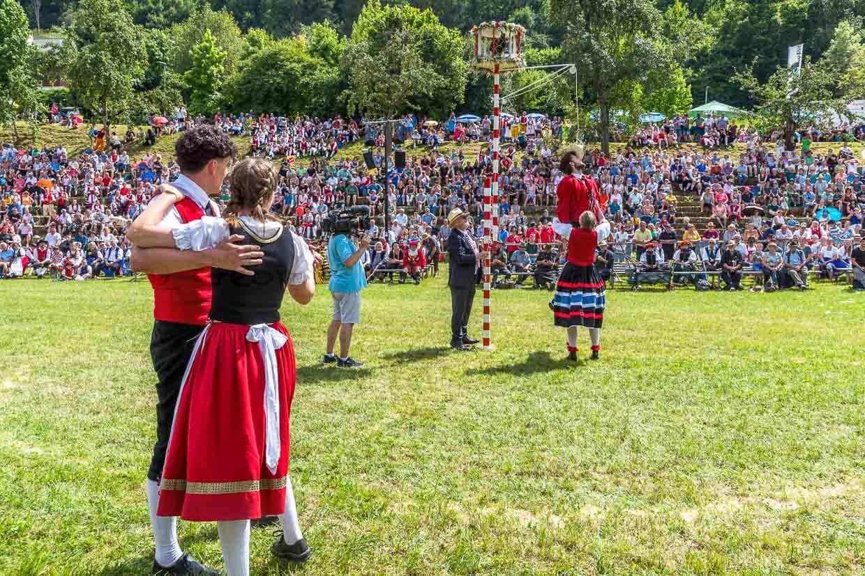 At the rooster dance, women also lift up their male dance partners to knock the water glass that symbolizes the rooster off the board / © Photo: Georg Berg