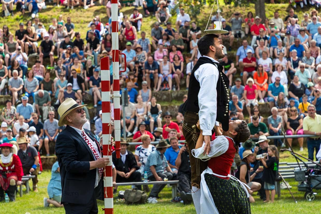 During the rooster dance, women also lift their male dance partners to push the water glass that symbolizes the rooster off the board / © Photo: Georg Berg