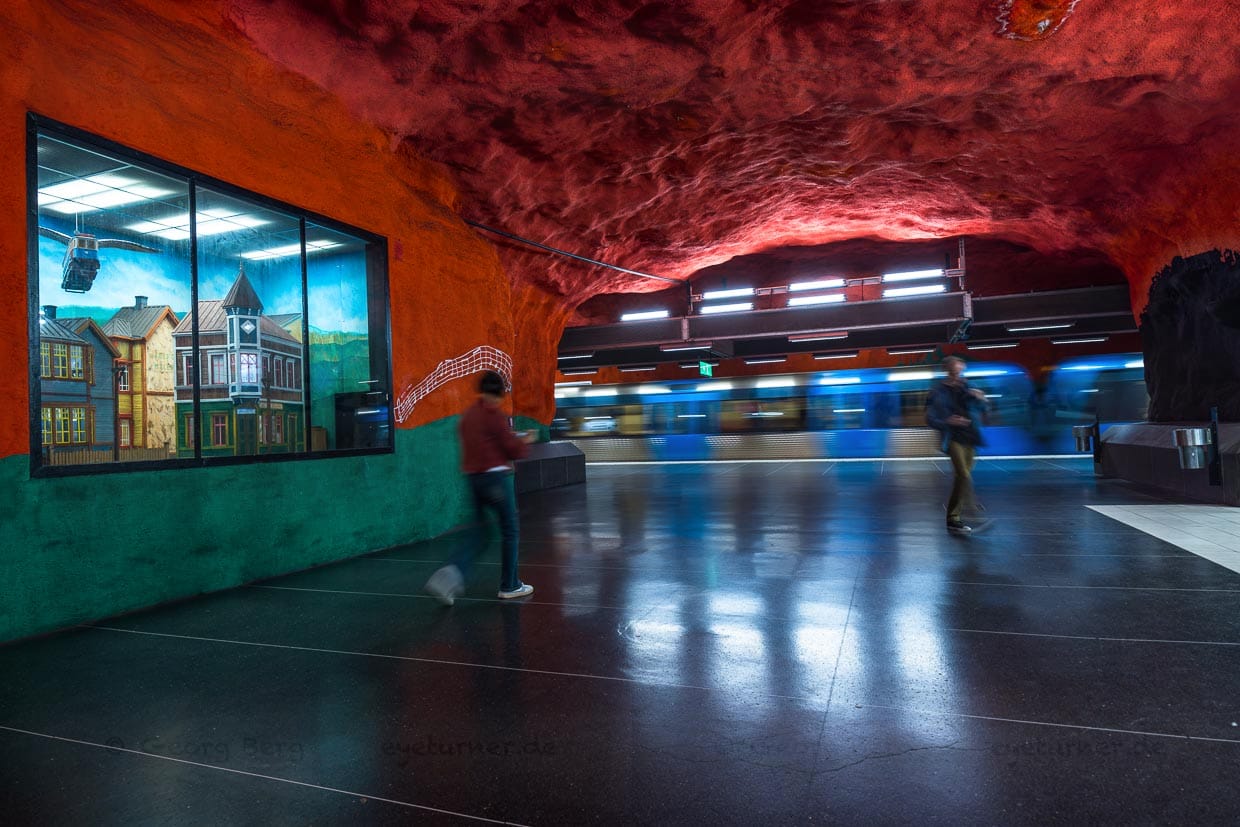Art in the Solna Centrum metro station. The whole station is a bright green and red landscape. Green stands for the forest and red for the evening sun. The artists Karl-Olov Björk and Anders Åberg have also added a political component. These are drawings that address deforestation or the depopulation of rural areas / © Photo: Georg Berg