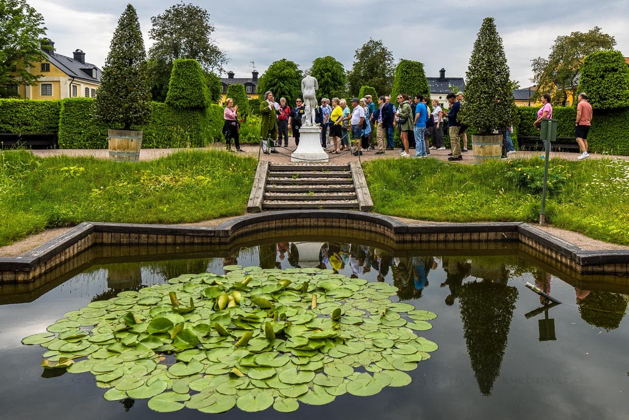 Führung durch den Linné Garten in Uppsala mit dem in Schweden bekannten Linnaeus Darsteller Hans Odöö / © Foto: Georg Berg