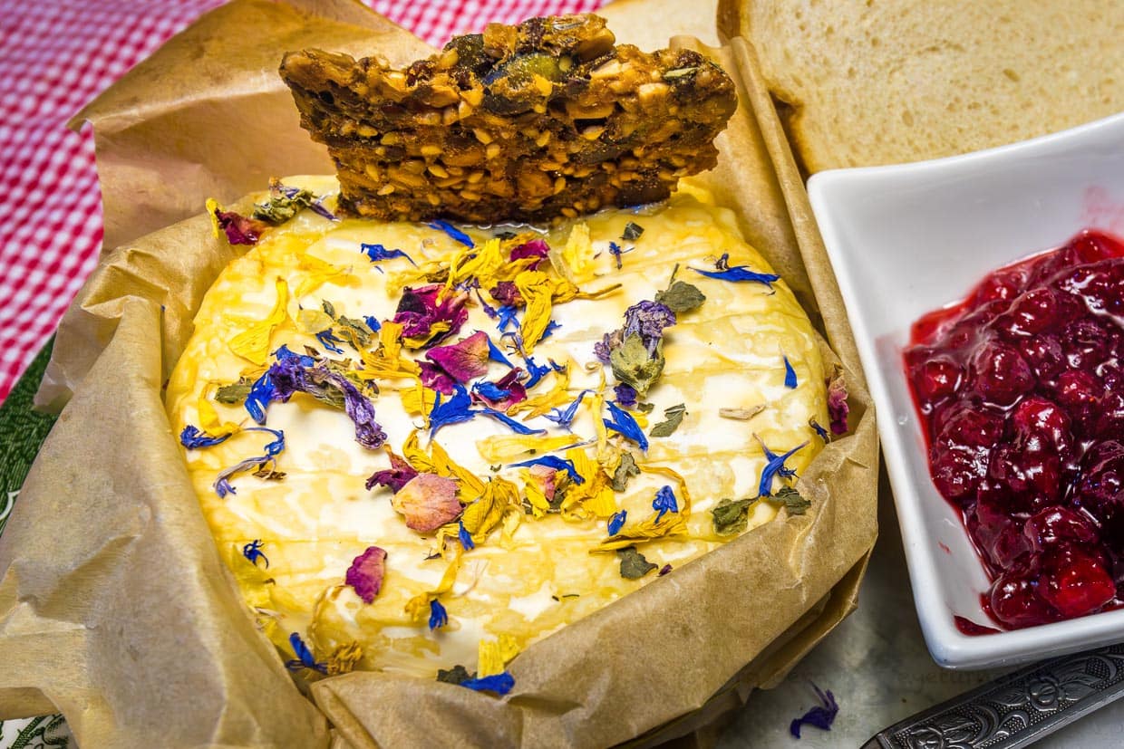 Ofencamenbert aus Almmilch. Creation of mountain pasture host and farmer Bettina Huber. Filzmoosalm at 1710 meters, Grossarltal / © Photo: Georg Berg