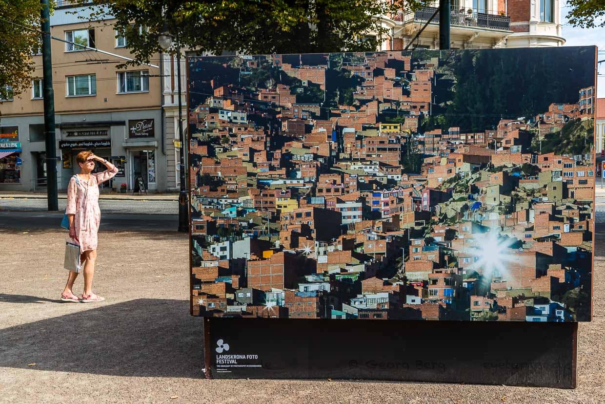Passer-by looks at a photo by Federico Estol from the series Shine Heroes. Landskrona Foto Festival 2024 / © Foto: Georg Berg