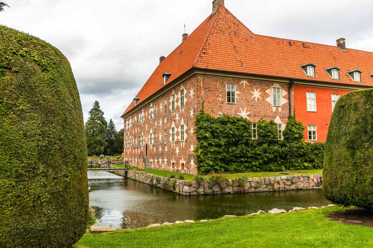 Krapperup Castle dates back to the 16th century and was built on the remains of a medieval castle. The seven-pointed stars on the facades, the coat of arms of the Gyllenstierna family, are striking / © Photo: Georg Berg