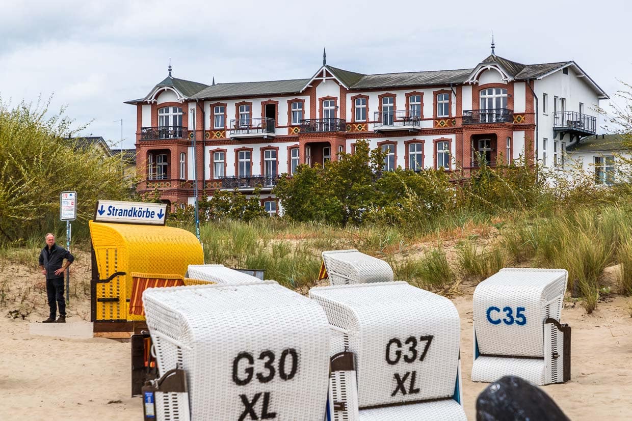 Group of beach chairs with typical rounded Baltic Sea shape and beach chair rental sign, Ahlbeck on Usedom / © Photo: Georg Berg