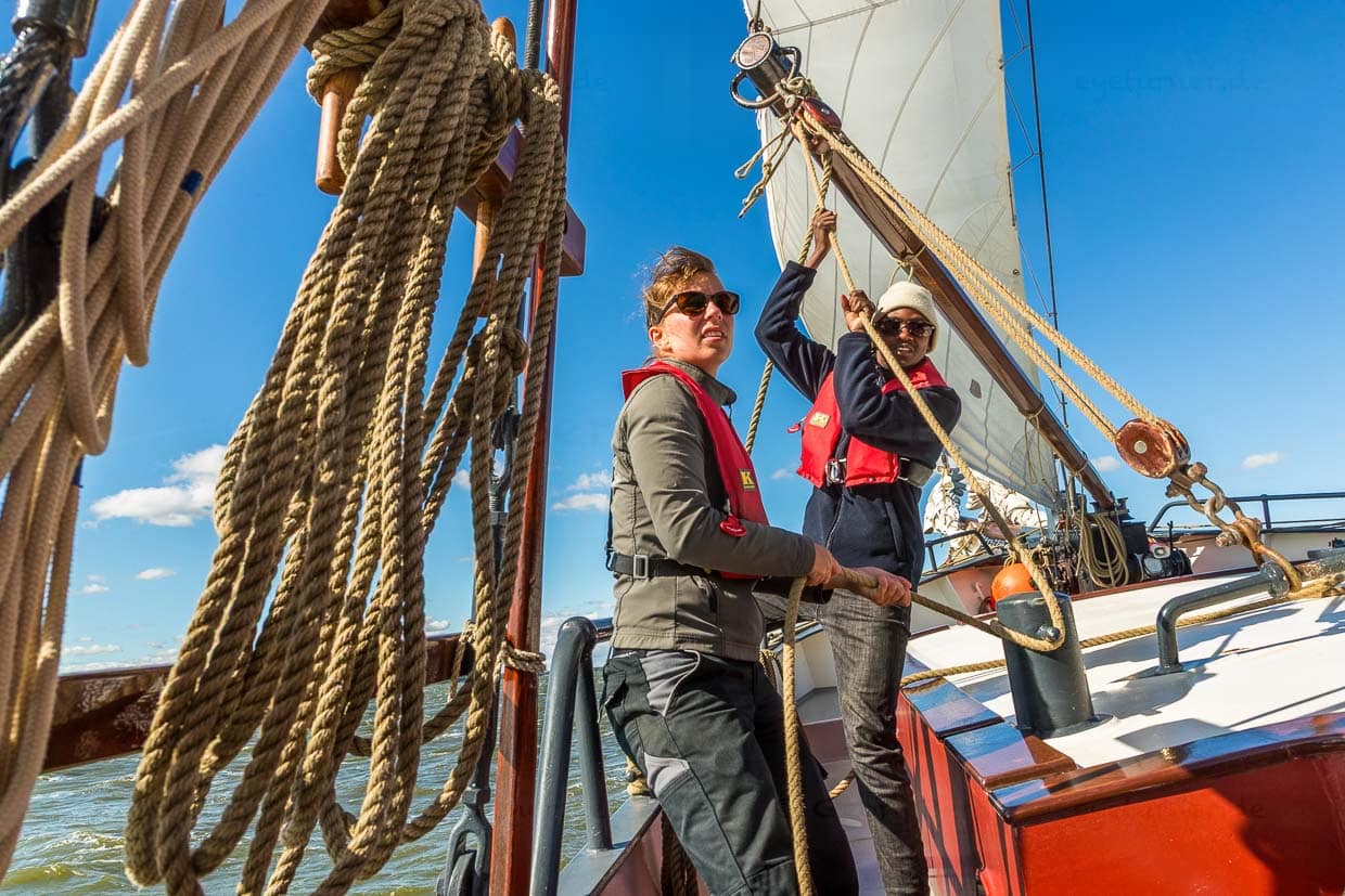 Crew members of the Weisse Düne: Trainee bargeman Christopher and bargewoman Clara set sail / © Photo: Georg Berg