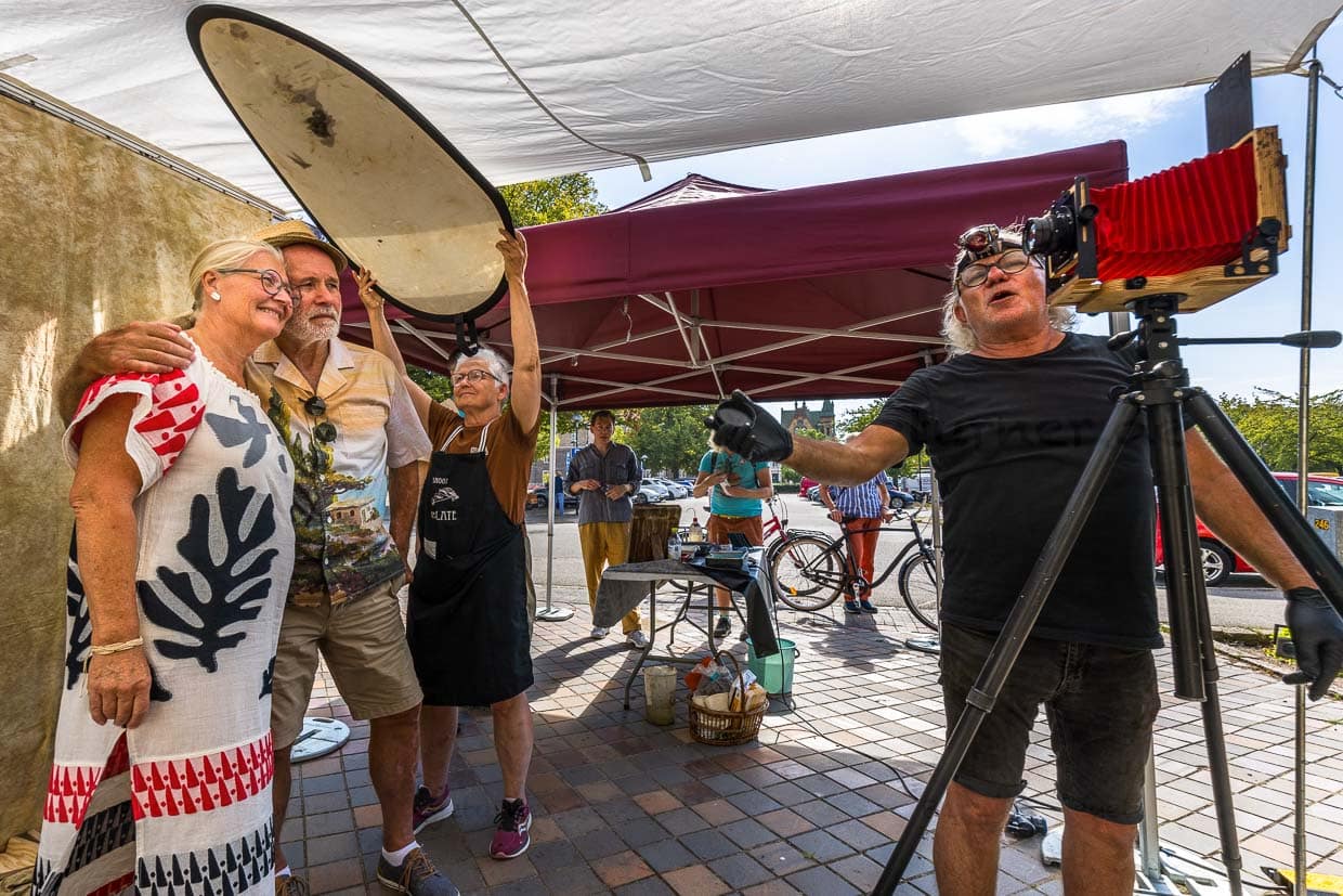 Festival visitors have their portraits taken in a classic way. Photographer Hans Jonsson cultivates wet plate collodion photography. He takes photos at the Landskrona Photo Festival 2024 on photo plates that he made shortly before the shoot / © Photo: Georg Berg