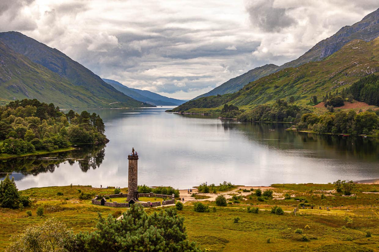 Loch Shiel with the statue of Bonny Prince Charly in Glenfinnan, Scotland / © Photo: Georg Berg