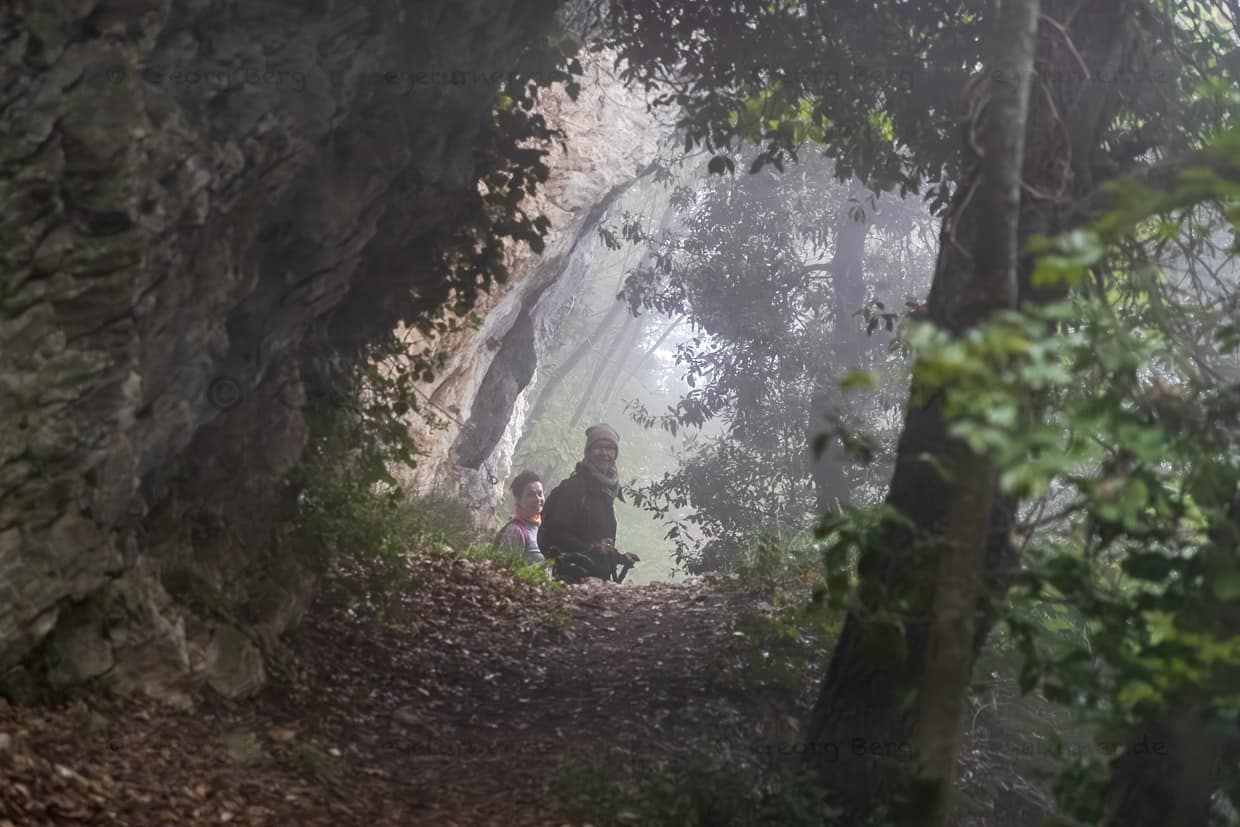 The Sentiero della Rupe runs along the rock of Monte Titano, partly through wooded sections, partly with a view of the valley or one of the three towers of San Marino / © Photo: Georg Berg