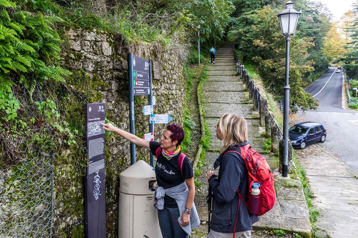 Starting point for hikes in Borgo Maggiore and view of the old road connection up to San Marino town. Today there is a cable car that connects the two places, in the past the Costa dell'Arnella was the only path / © Photo: Georg Berg