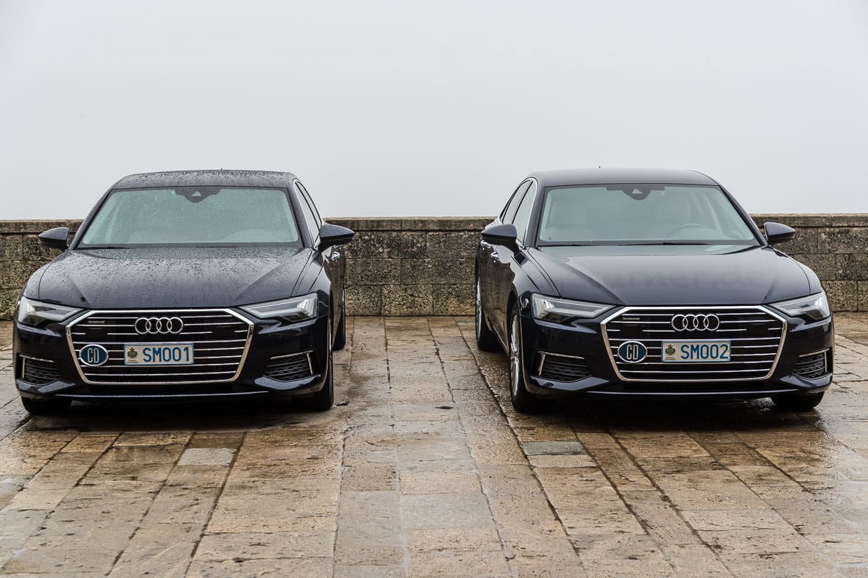 The two official cars of the Capitani Regenti on the Piazza della Libertà in San Marino with the numbers SM 001 and SM 002 for the first two citizens in the state / © Photo: Georg Berg