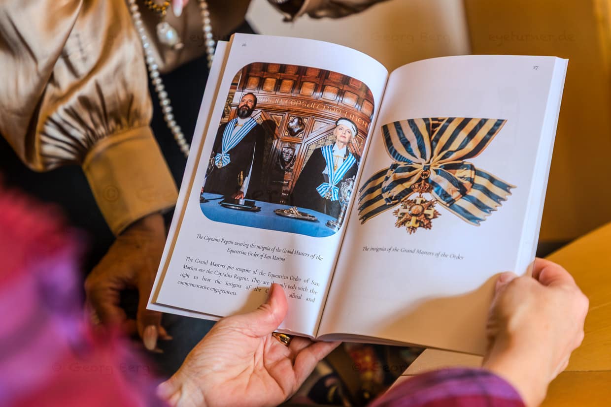 Silvia Berti, Director of Diplomatic Protocol, explains the basic principles of the separation of powers in San Marino. Here: The Grand Masters pro tempore of the Order of Knights of San Marino are the Capitani Regenti. They are the only body authorized to wear the insignia of the Order on official occasions and events / © Photo: Georg Berg