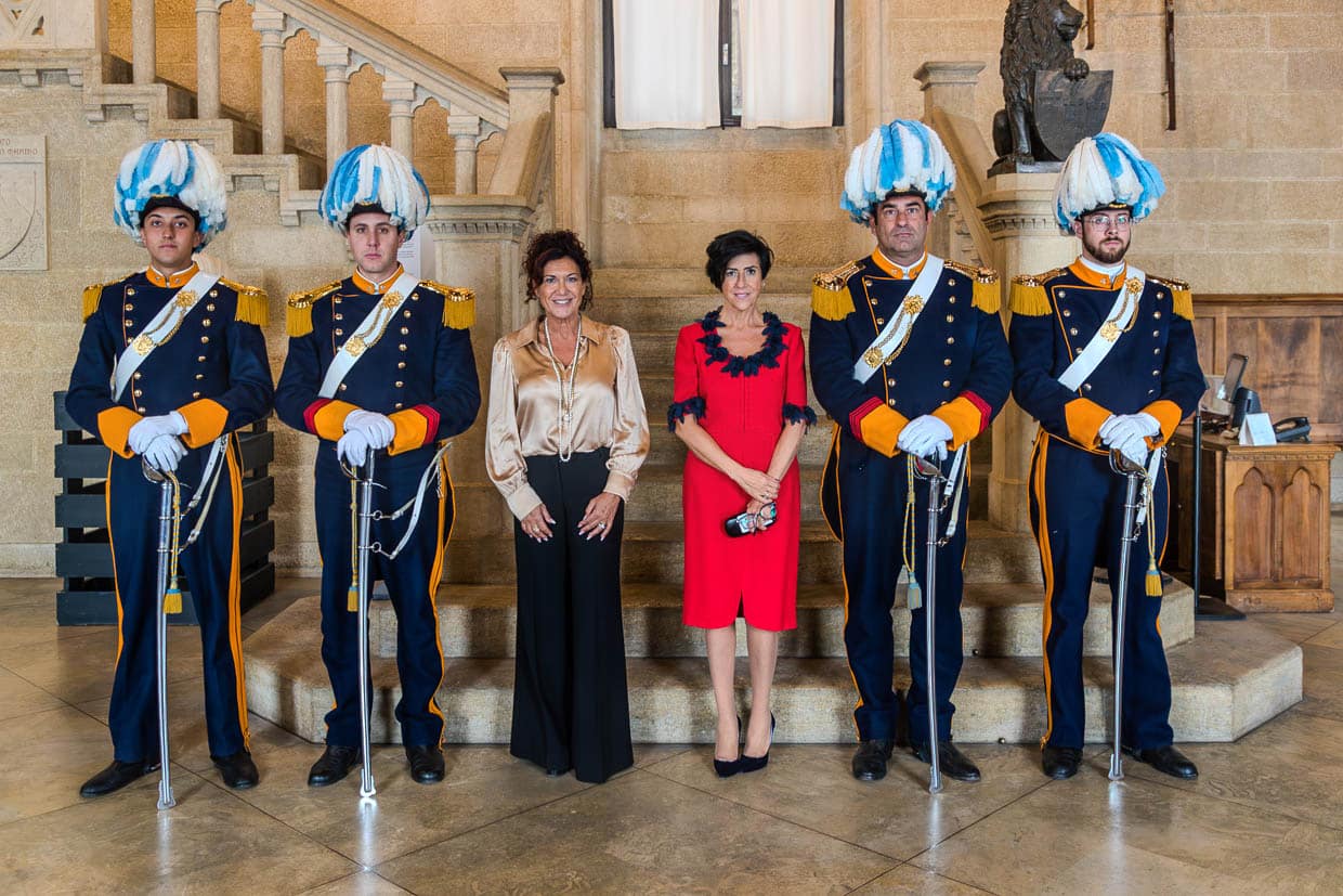 The two high-ranking representatives of the Republic of San Marino, Silvia Berti and Dr Giovanna Crescentini in the hall of the Palazzo Publico escorted by members of the Council Guard / © Photo: Georg Berg