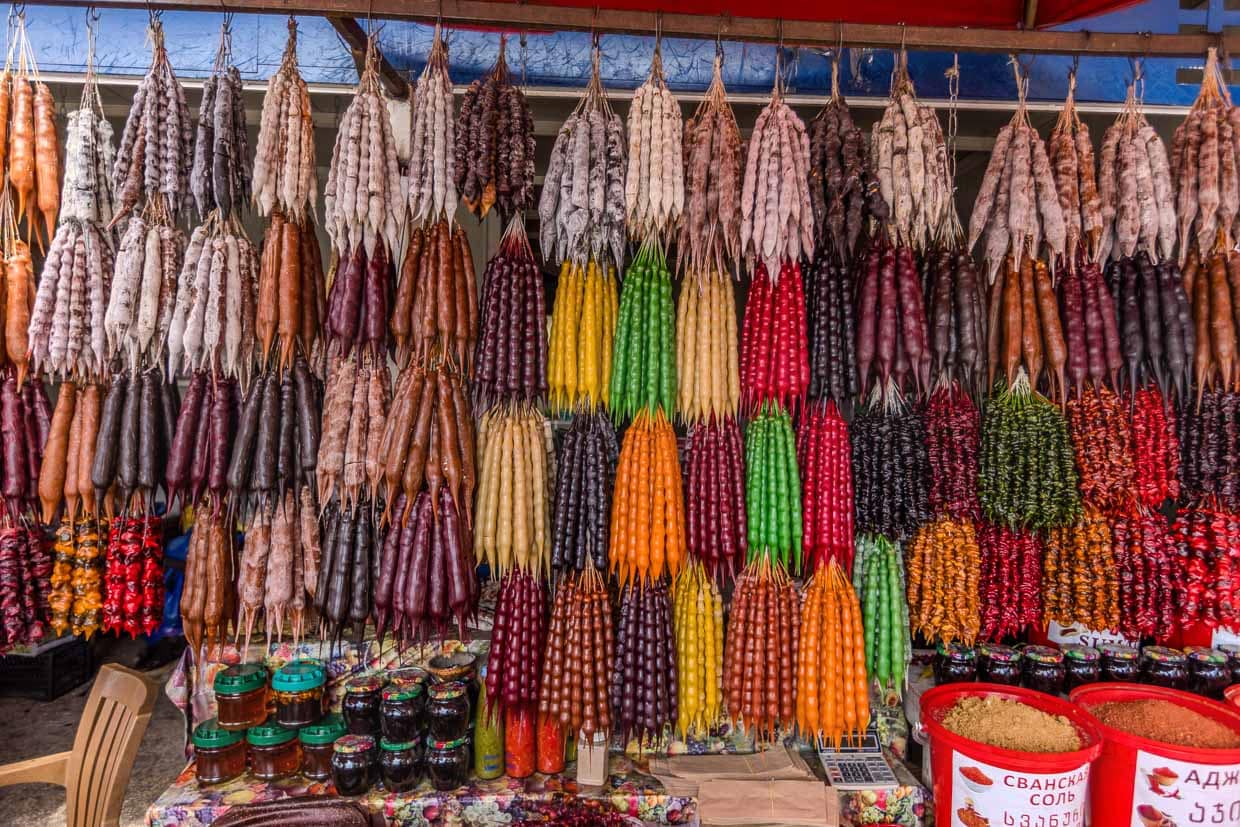 Tschurtschchela (ჩურჩხელა) ist ein georgisches Konfekt. Nüsse überzogen mit Pelamuschi, einer Kuvertüre aus eingekochtem Traubensaft mit Stärkemehl ohne Zucker / © Foto: Georg Berg