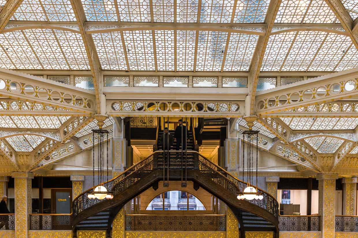 Lobby Rookery Buidling. Designed by architects Burnham and Root, the Rookery Building was originally completed in 1888. Architect Frank Lloyd Wright redesigned the two-story, lighted lobby in 1905. The Rookery is one of the most famous addresses in Chicago / © Photo: Georg Berg