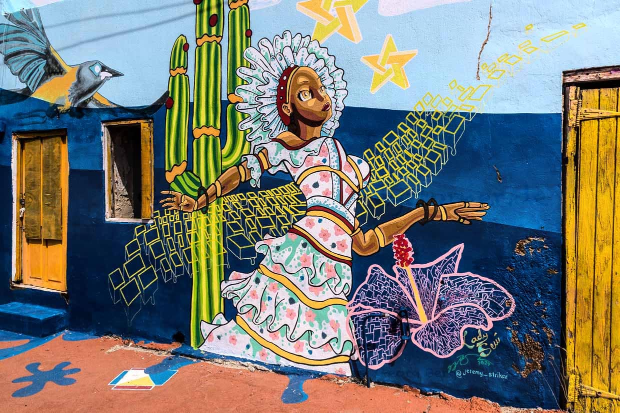 Lady Seù by Jeremy Striker thematizes the harvest festival Seú from the time of the enslaved plantation workers. The headwrap competition 'Mara Lensu' honors the most artistic headscarves at the festival / © Photo: Georg Berg