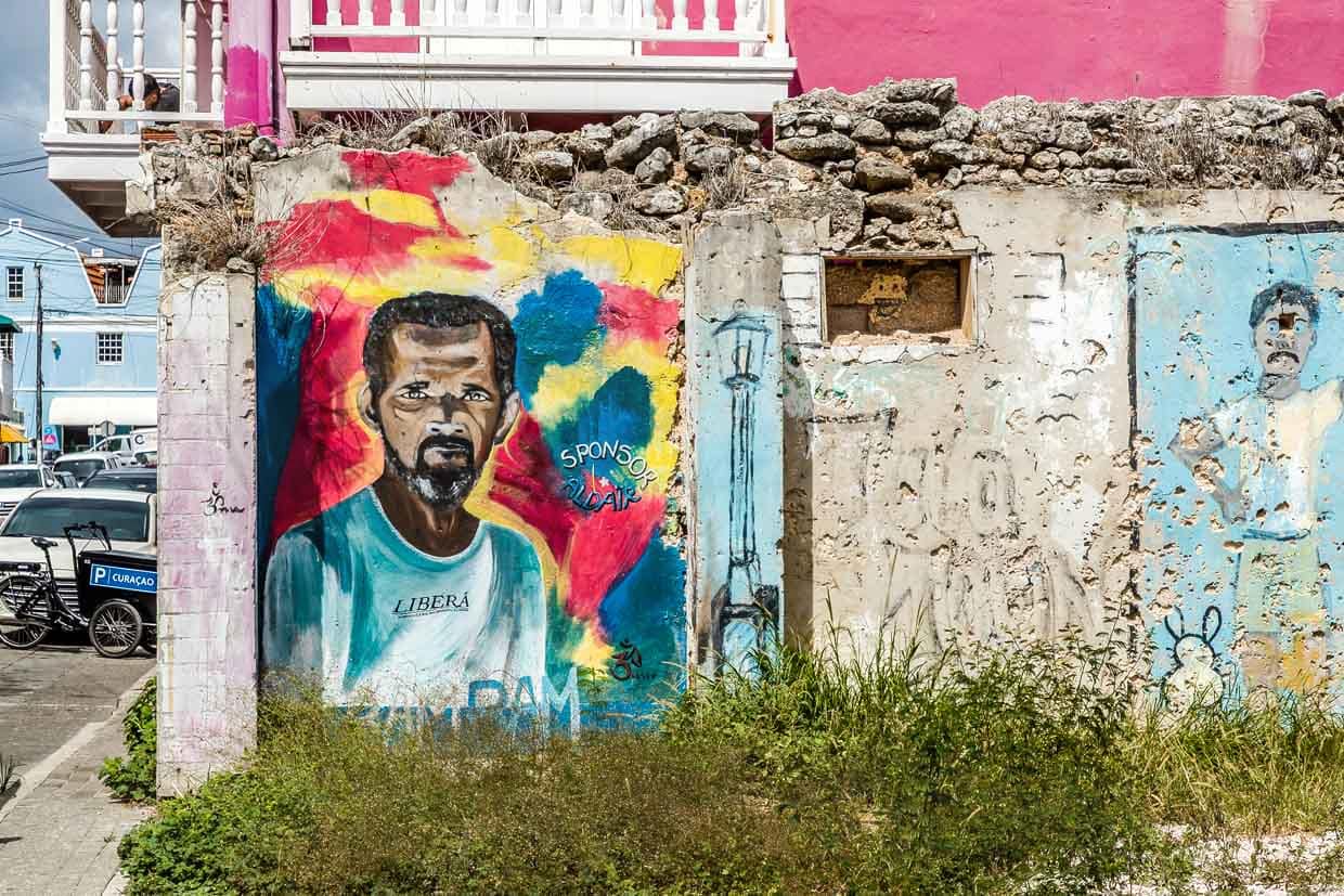 Cracks, peeling plaster and exposed brickwork are not covered up, but incorporated into the artwork as design elements. The rough texture of the dilapidated surfaces becomes an integral part of the artistic statement / © Photo: Georg Berg