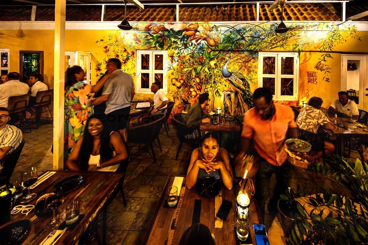 The well-known artist Francis Sling created the murals in the MosaCaña Bar & Kitchen / © Photo: Georg Berg