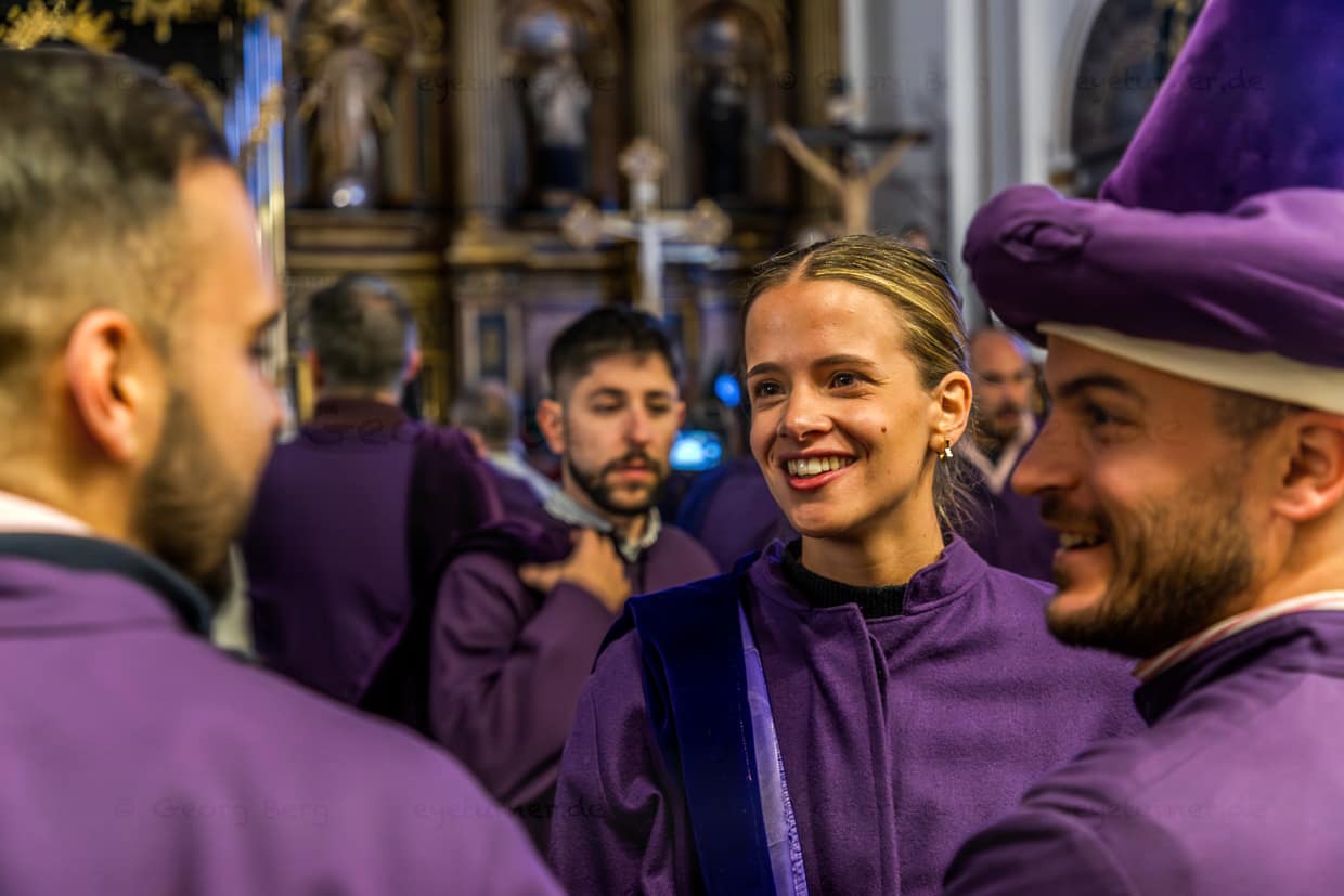 Anticipation and thoughtfulness among the wearers of the heavy Pasos / © Photo: Georg Berg