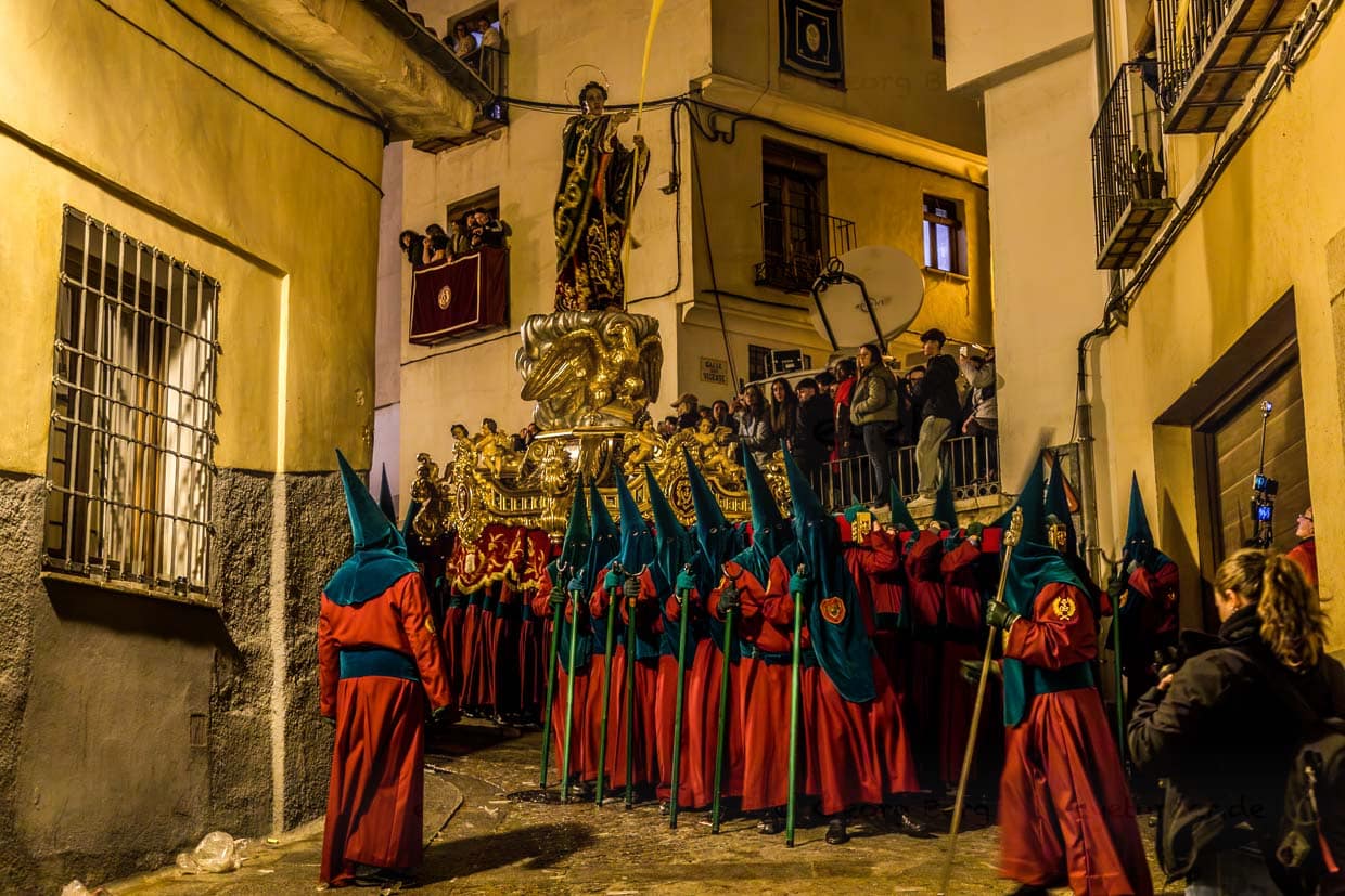 The Venerable Hermandad de San Juan Evangelista, whose Paso depicts the favorite disciple of Jesus Christu, has a very special style of movement. The paso is not simply carried forward, but is given a special dynamic through rhythmic rocking or swaying (