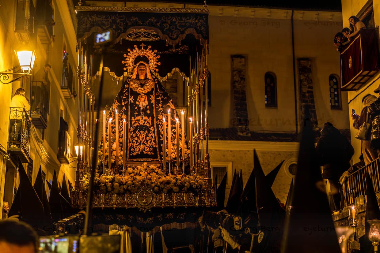 At the sight of the Mother of Sorrows, the crowd falls silent and mourns silently / © Photo: Georg Berg