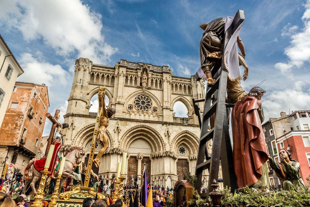 Several pasos at the Good Friday procession En el Calvario in front of Cuenca Cathedral / © Photo: Georg Berg