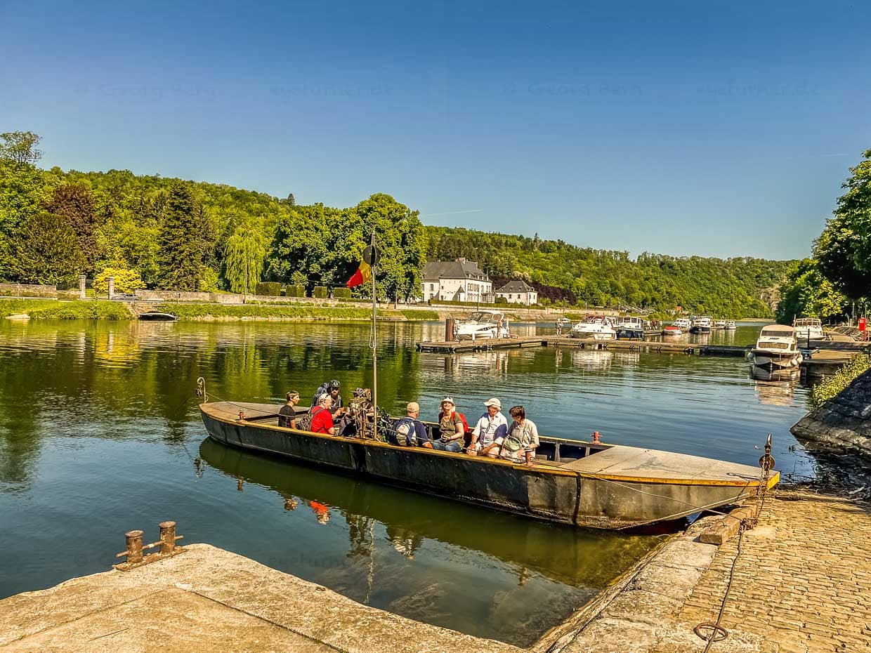 Passage d'eau de Waulsort. Since 1871, a ferryman has been pulling passengers from Falmagne to Falmignoul and vice versa free of charge by wire rope / © Photo: Angela Berg