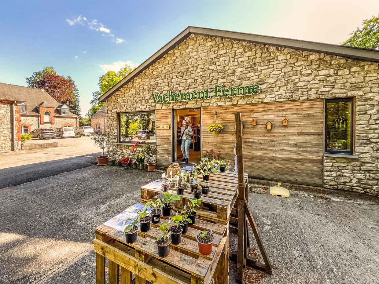 Farm store Vachement Ferme with cheese and local products at Maredsous Abbey / © Photo: Angela Berg
