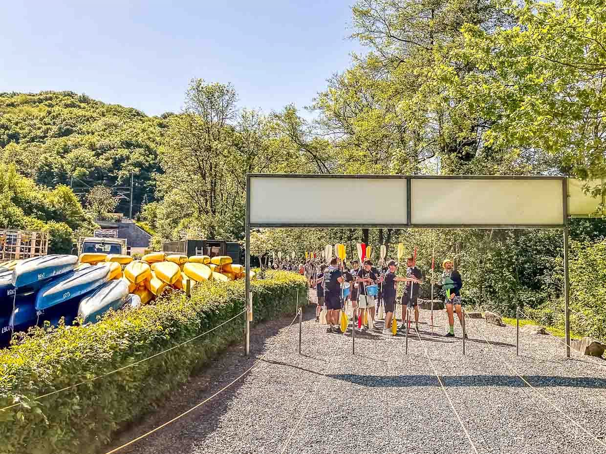 Up the paddles! The kayaks are lowered into the water at Gendron / © Photo: Angela Berg