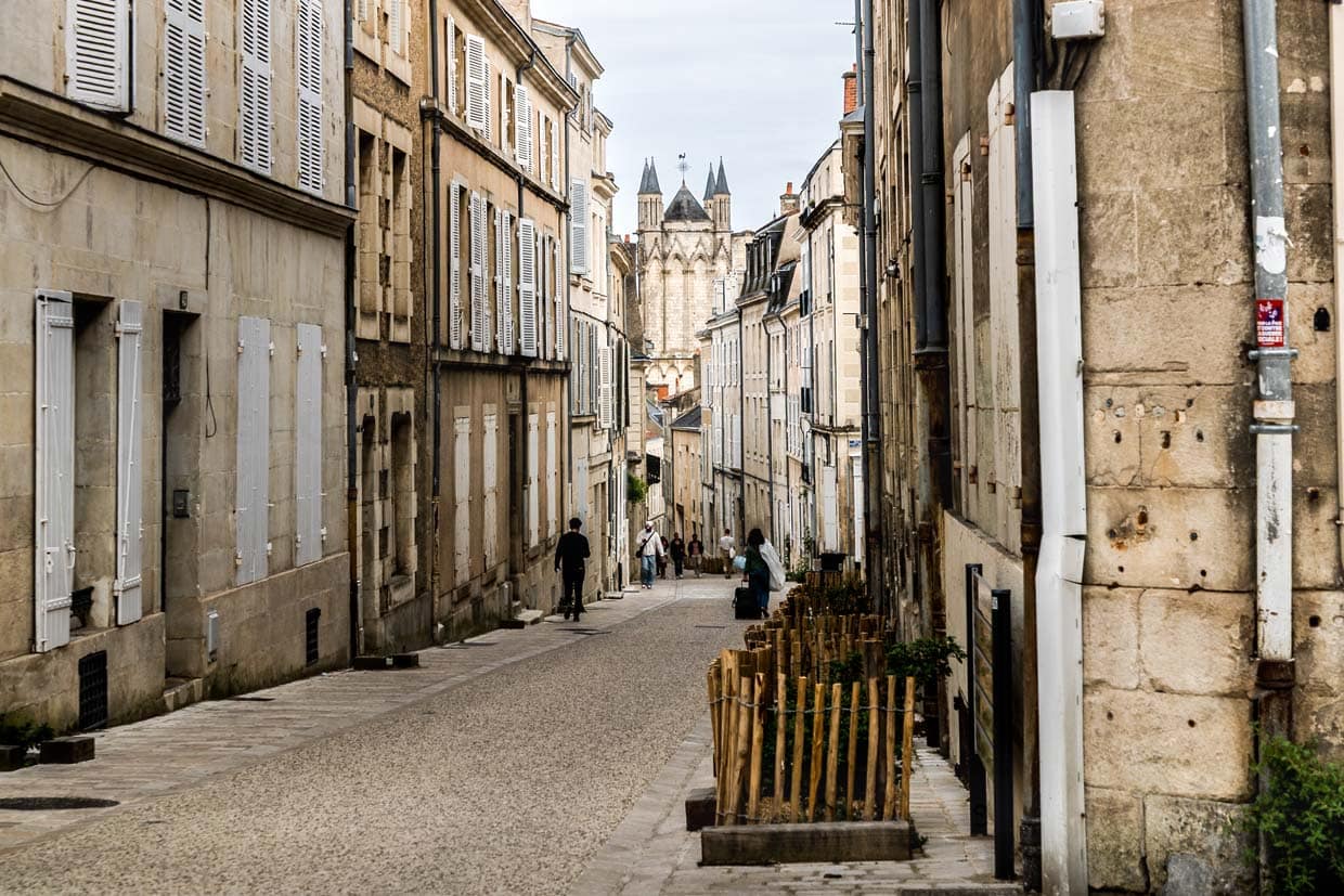 Pedestrian zone in the old town of Poitiers, Nouvelle-Aquitaine and view of the Saint-Pierre cathedral, which is an impressive 100 meters long / © Photo: Georg Berg