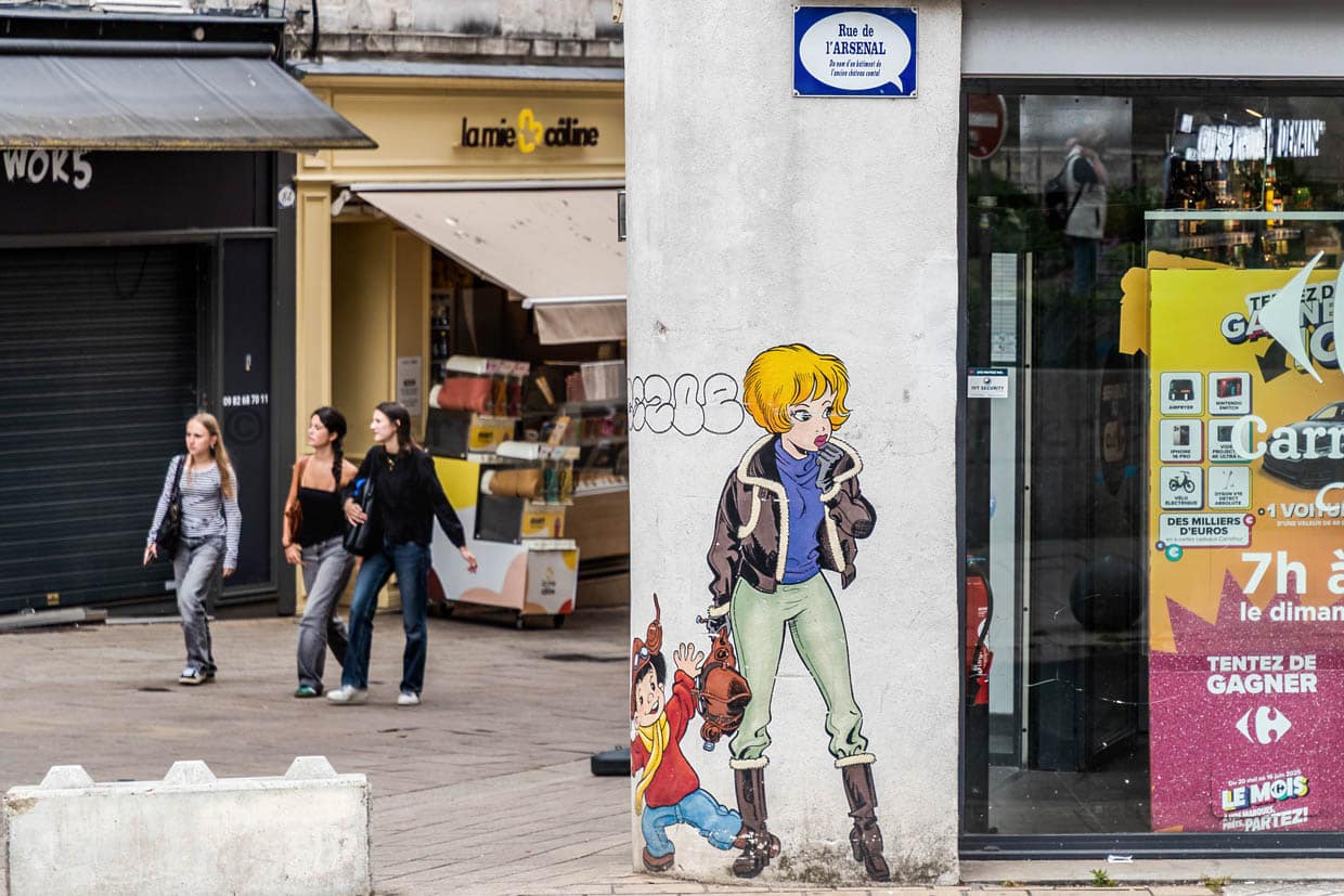 Das Wandbild von Natacha und der p’tit Bout d'chique in der Rue d'Arsenal war in Angoulême der erste Comic auf einer Häuserwand. Die Stewardess Natacha reist in der belgischen Comicserie des Zeichners François Walther um die Welt und prägt seit 1070 das Rollenbild einer selbstbewussten Frau / © Foto: Georg Berg