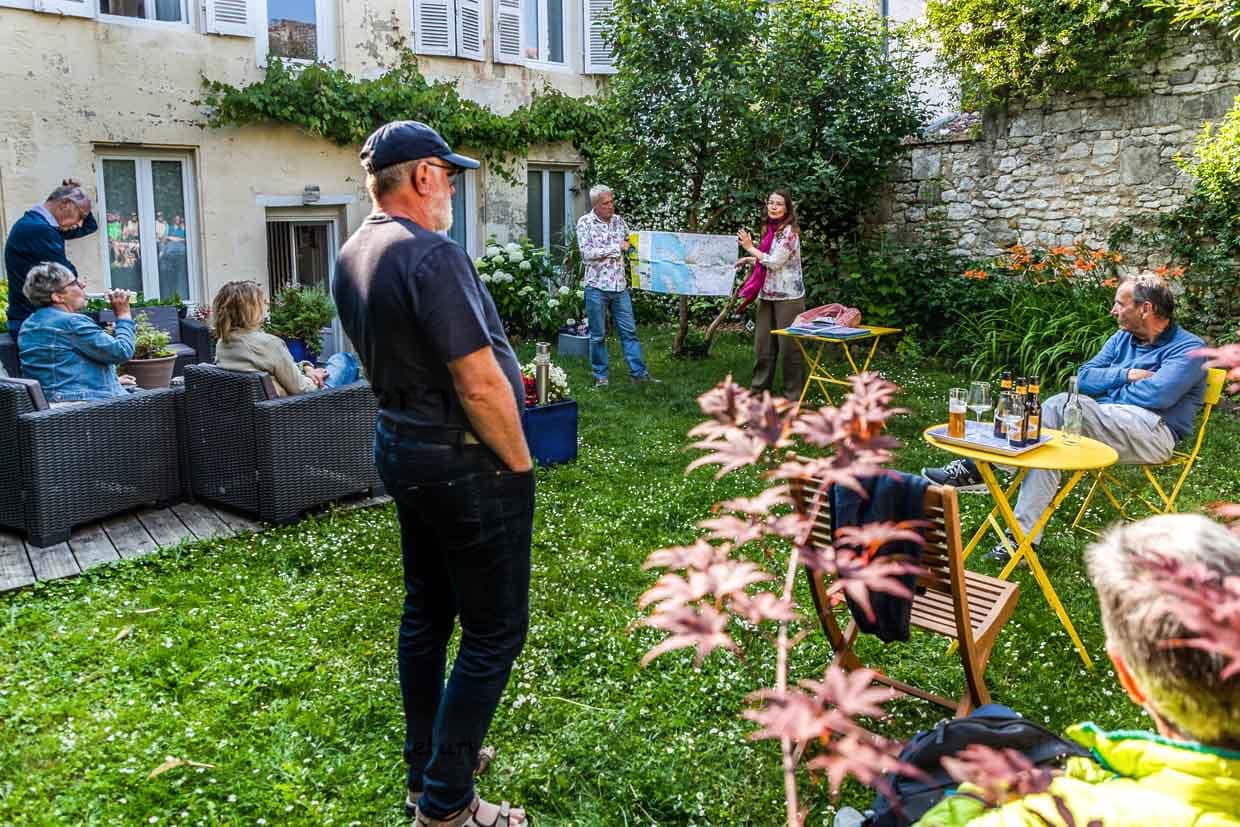Briefing of a cycling tour group from Die Landpartie. The route for the next day is discussed the evening before / © Photo: Georg Berg